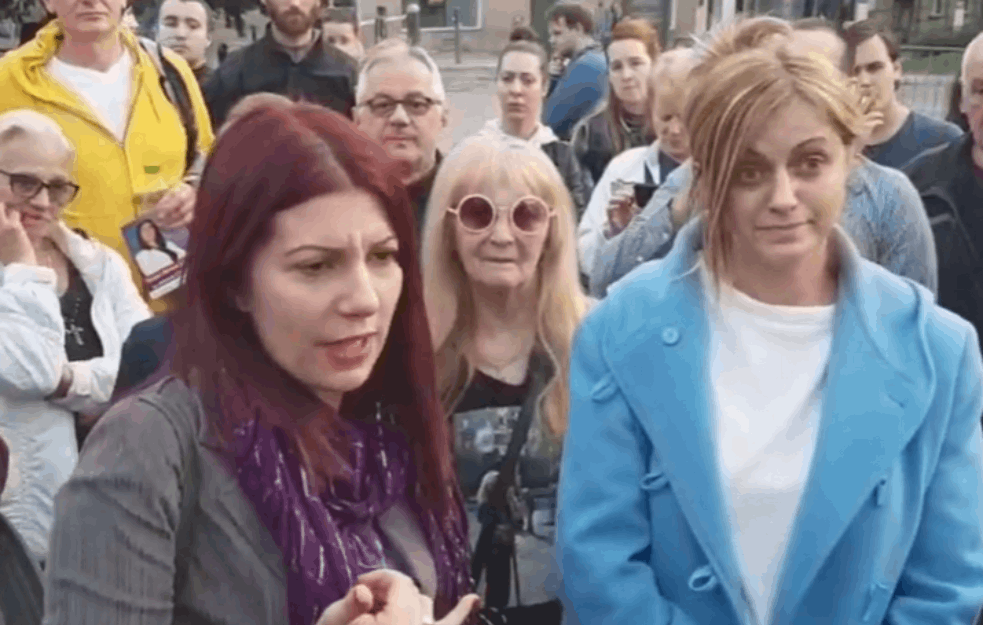 Održan <span style='color:red;'><b>PROTEST podrške</b></span> JOVANI STOJKOVIĆ: 'Advokati pali u nesvest KAD SU VIDELI da joj preti zadržavanje od 48 SATI'!